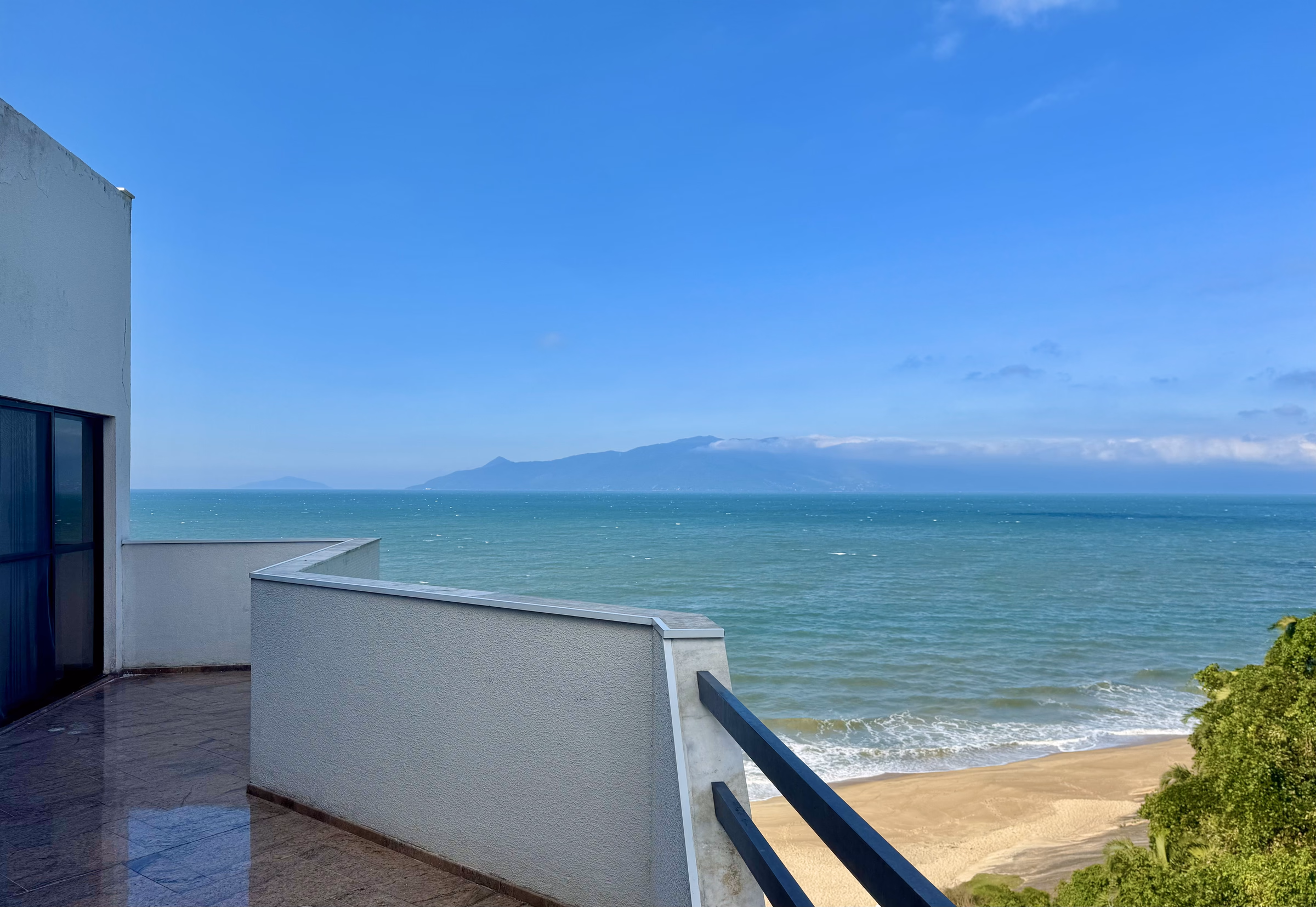 Área de lazer com vista para o mar