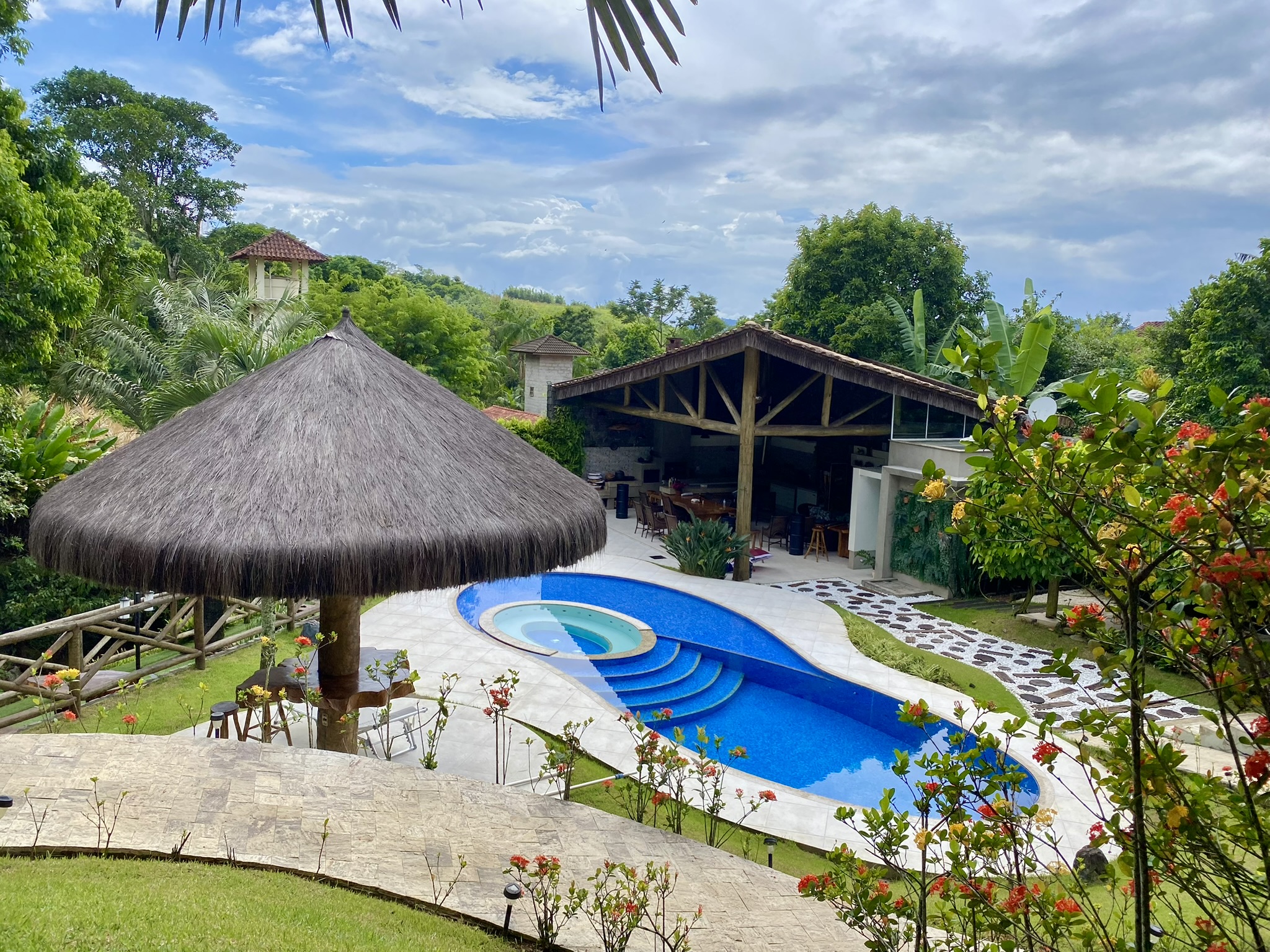 Vista aérea da piscina e áreas externas de um imóvel